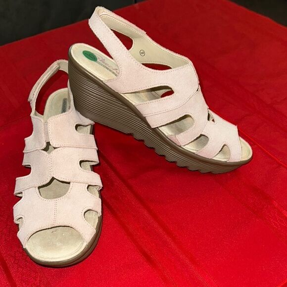 Skechers Cream/Brown Wedge Sandals Size 9 - Picture 1 of 11